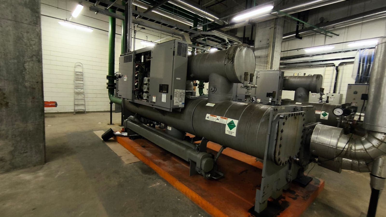 Técnicos vistoriando tubulação frigorífica