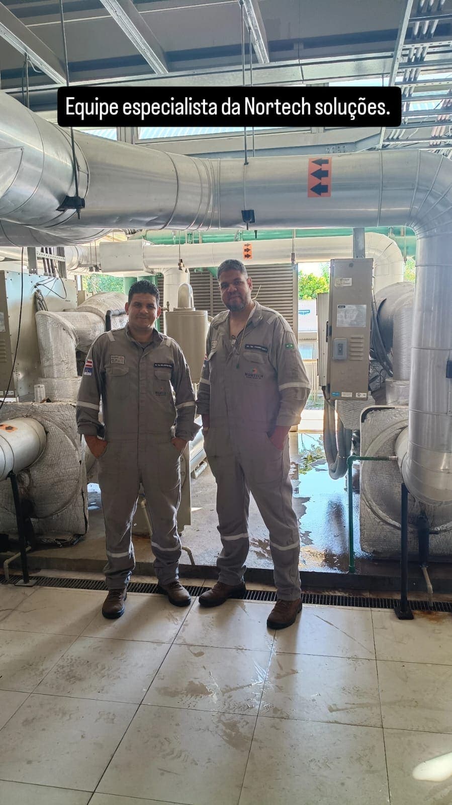 Profissional realizando análise em torre de resfriamento