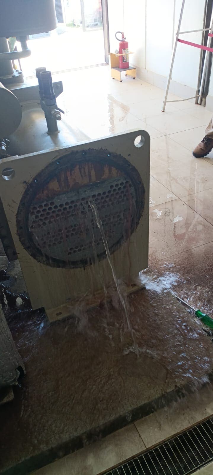 Equipe reunida com EPIs completos