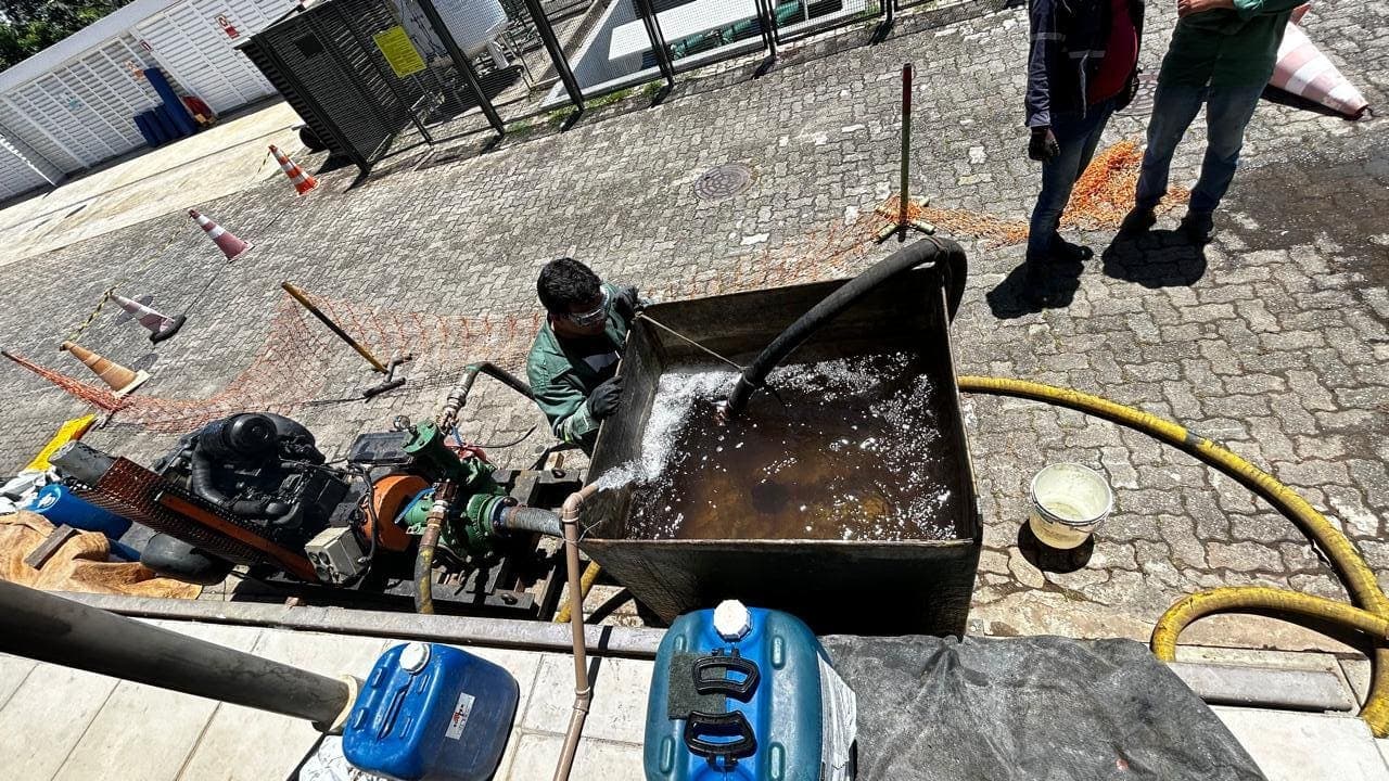 Detalhe de equipamento chiller sendo desmontado